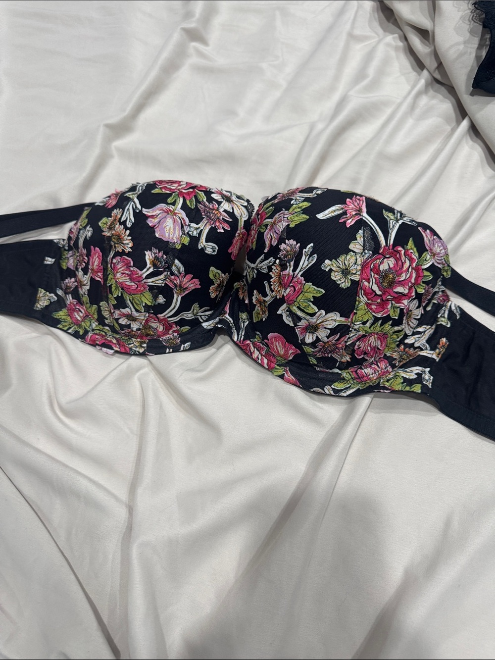 Beautiful, Victoria’s Secret bra Gold Hardware
B15